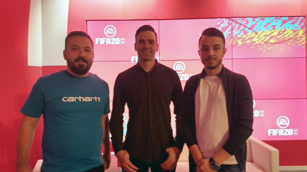 Alex Constantinescu (designer senior), Matt Turner (diretor narrativo) e Ionel Stanescu (produtor) no estande de FIFA 20, na Gamescom 2019